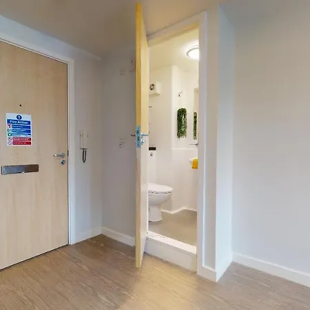 For Students Only - Iq Leeds In Centre Apartment