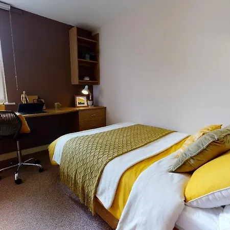 Apartment For Students Only - Iq Leeds In Centre *